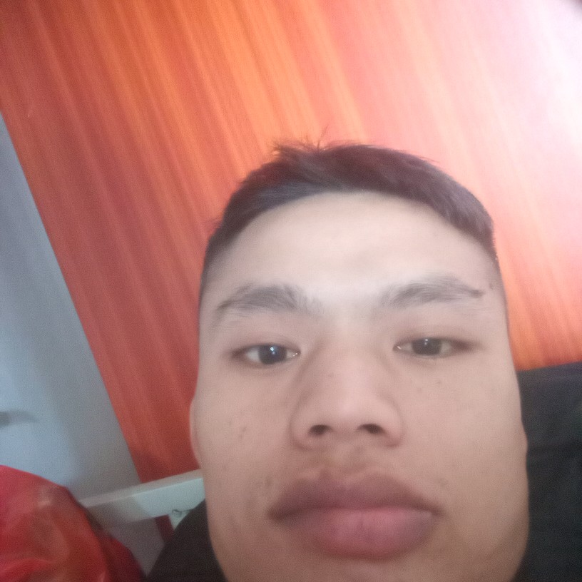 蘩藜挽手不解的的照片