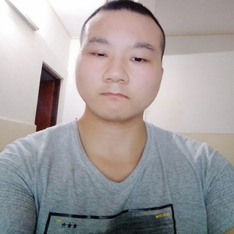务实倾心翅膀的照片