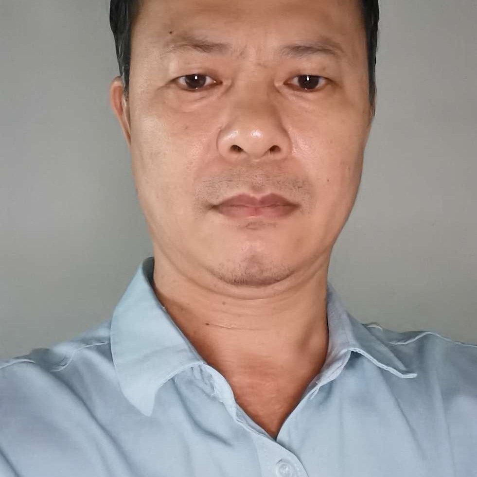 小伙拿无聊的照片