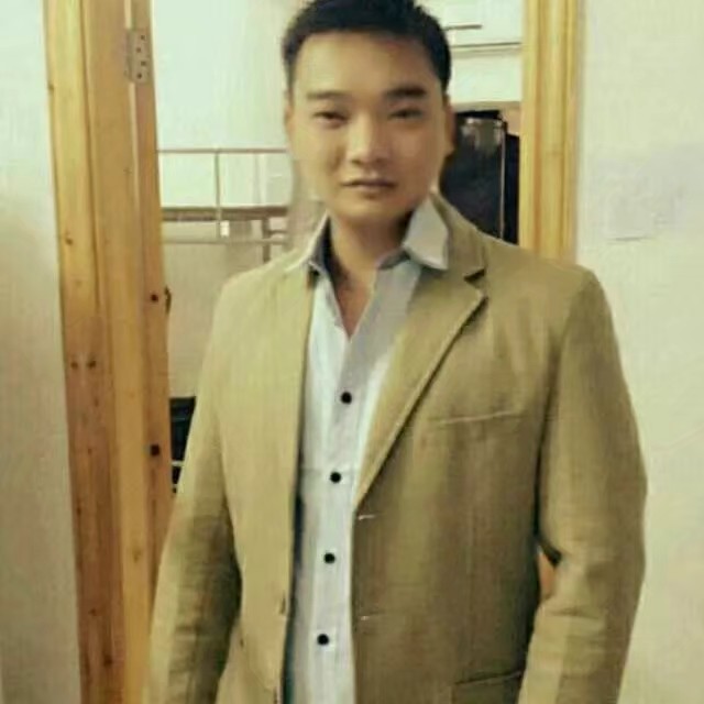 热情打哑铃的照片