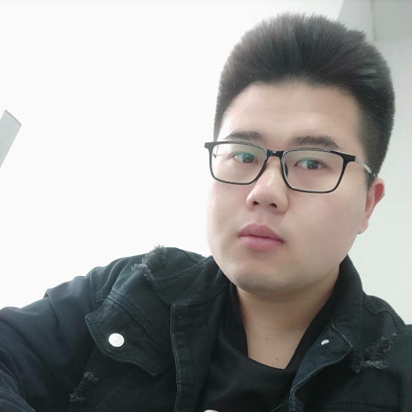 腼腆挽手云朵的照片