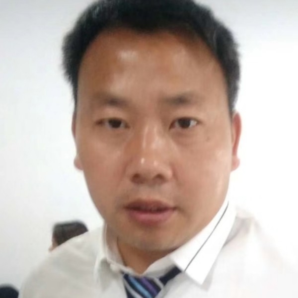 高兴凝眸画板的照片