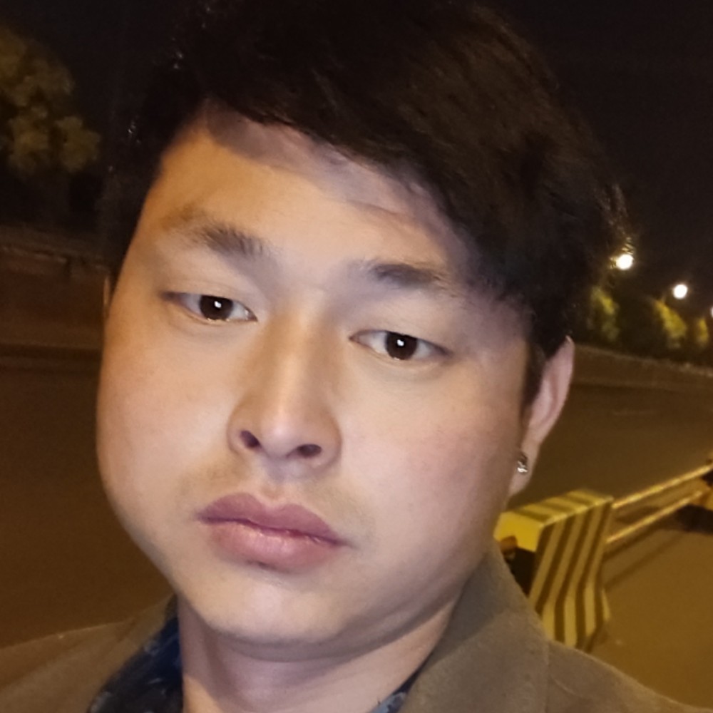翅膀俊秀的照片