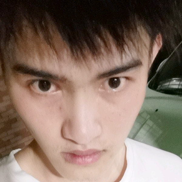 纯白小男孩的照片