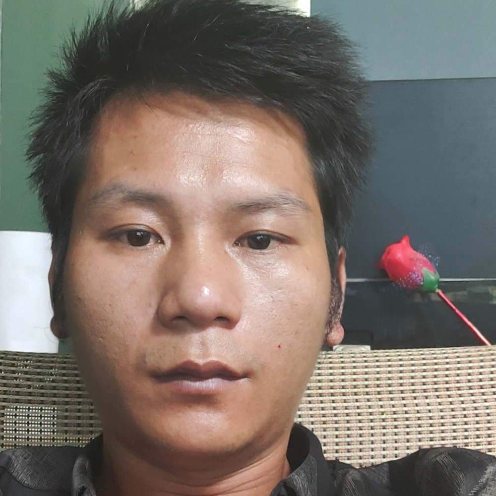 伶俐回眸天空的照片