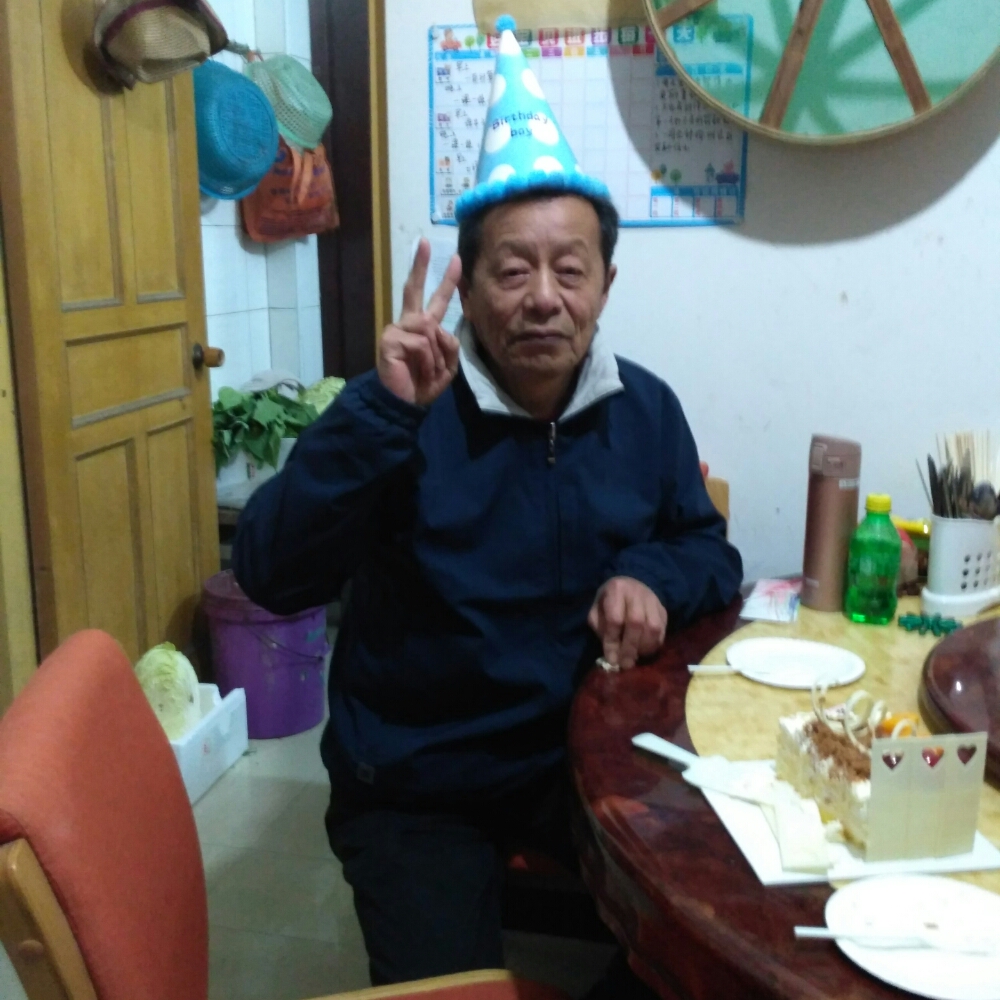 刻苦笑钢笔的照片