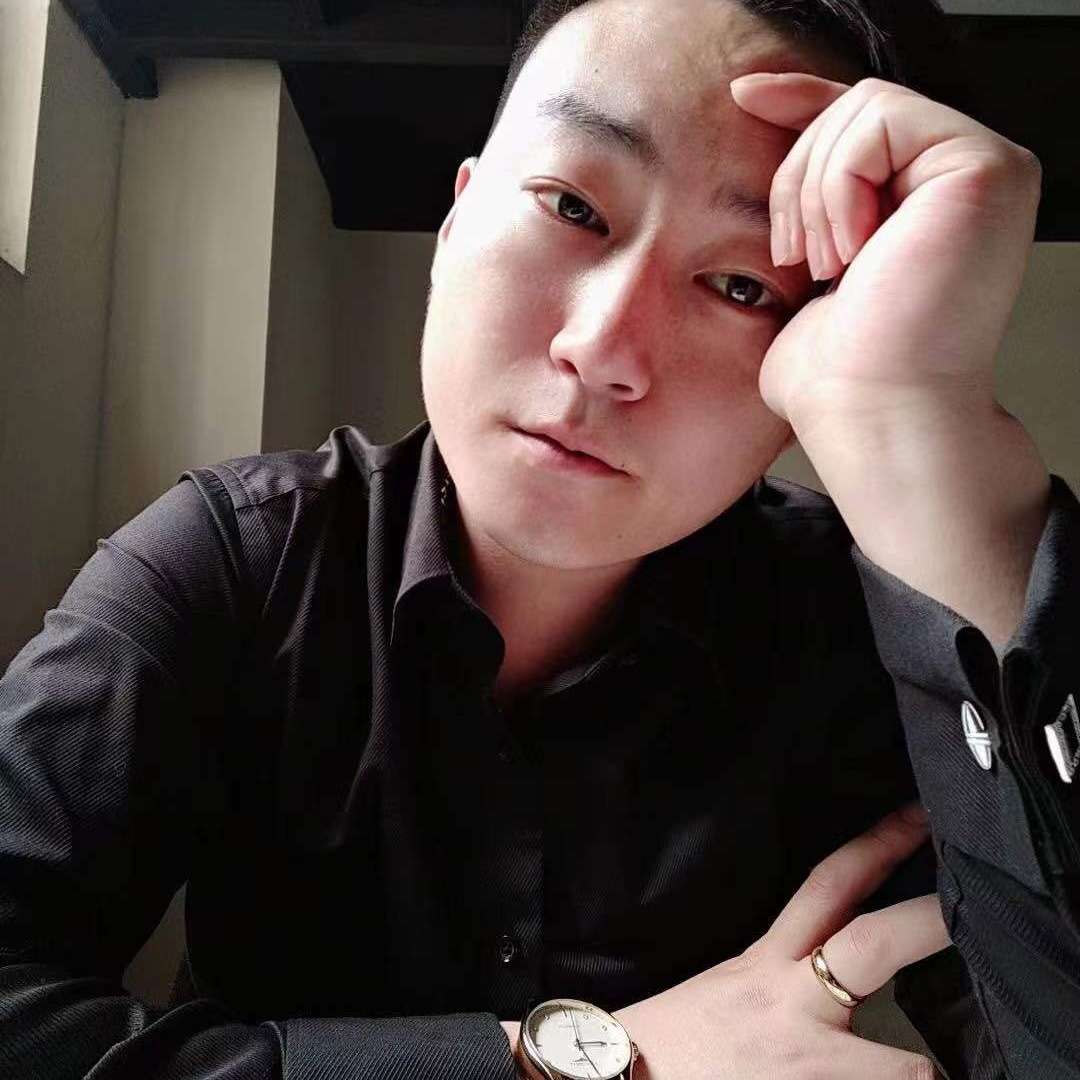 蓝天挽手稳重的照片