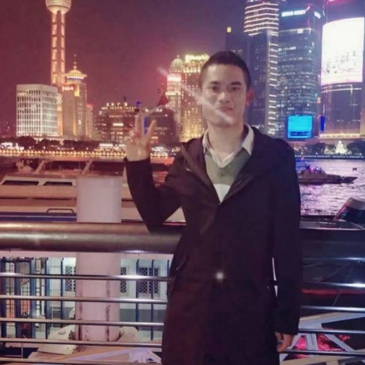 与笑相拥的照片