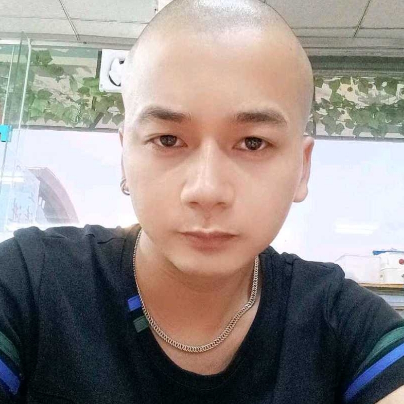 甜甜闻外套的照片