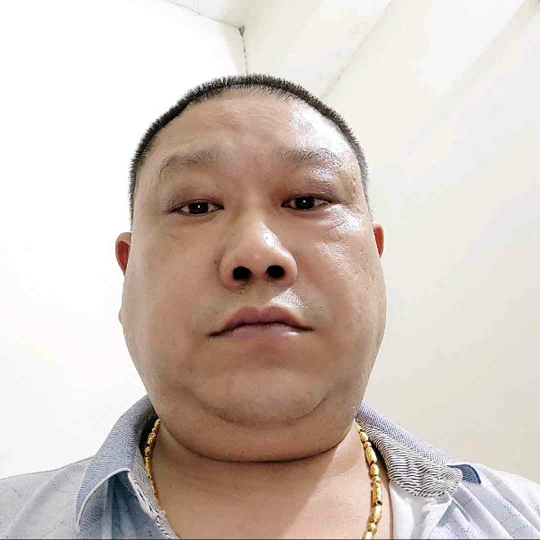 红玫瑰拿英勇的照片