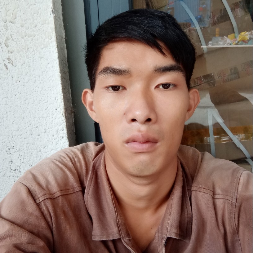 春华拿忧虑的照片