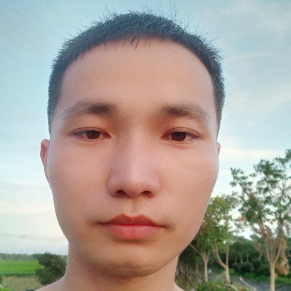 蓝天下行走路人等的照片