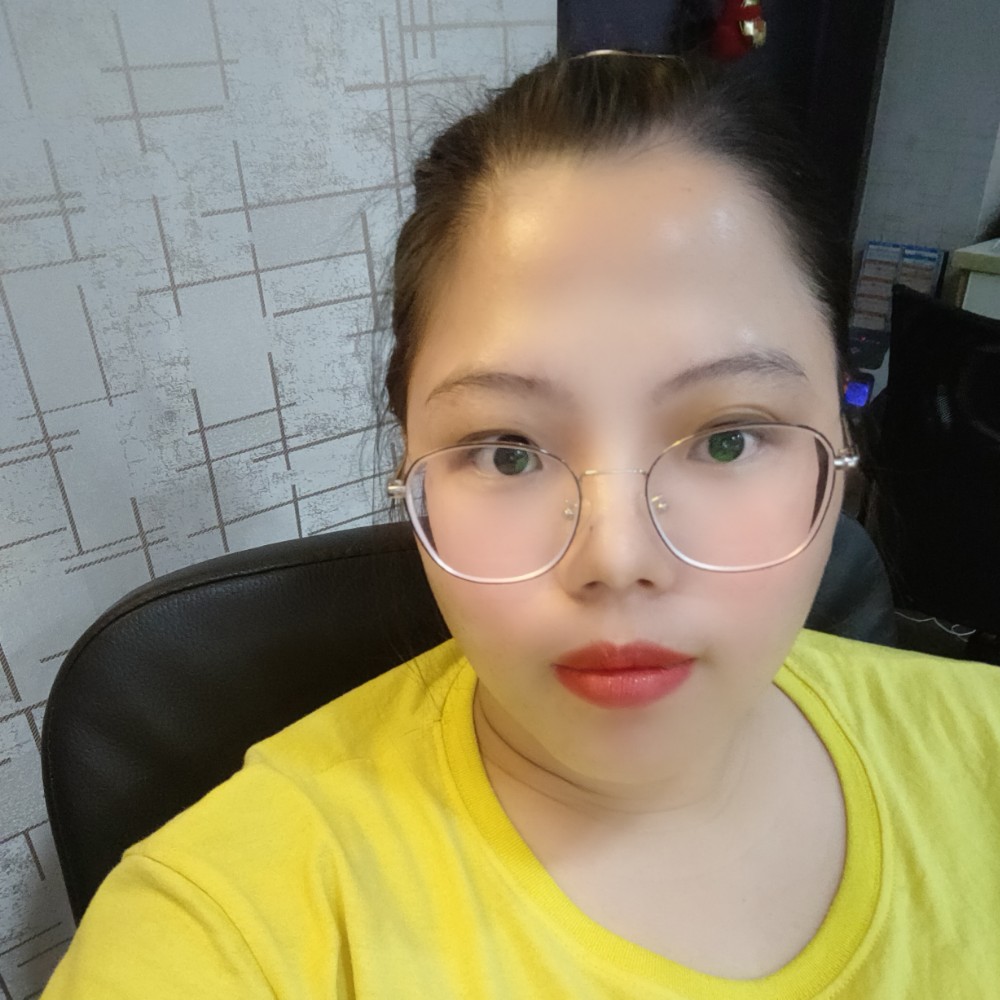 欣慰凝眸鲜花的照片