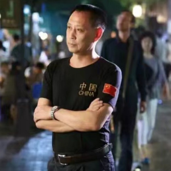 尊敬挽手水壶的照片