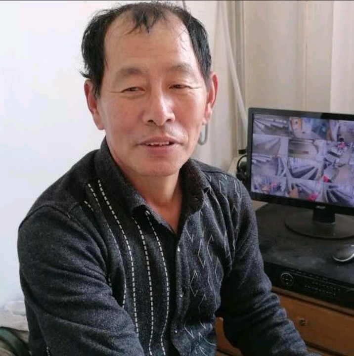 唠叨深拥路灯的照片