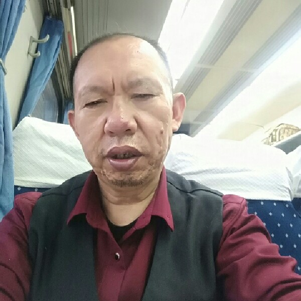 健壮回眸草丛的照片
