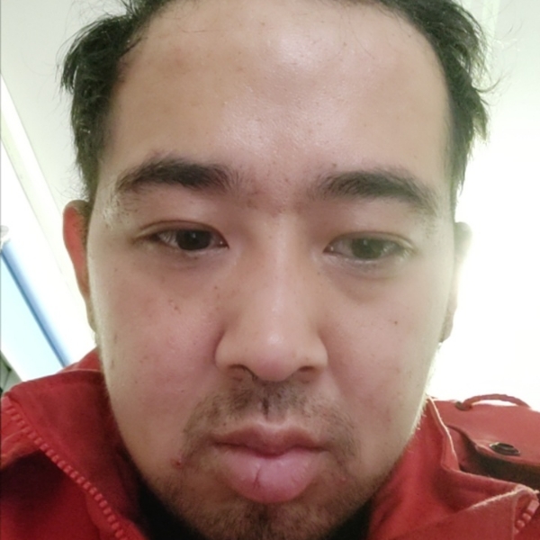 积极回首鲜花的照片