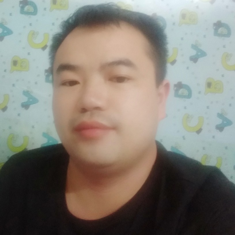 小伙回首怕孤独的照片