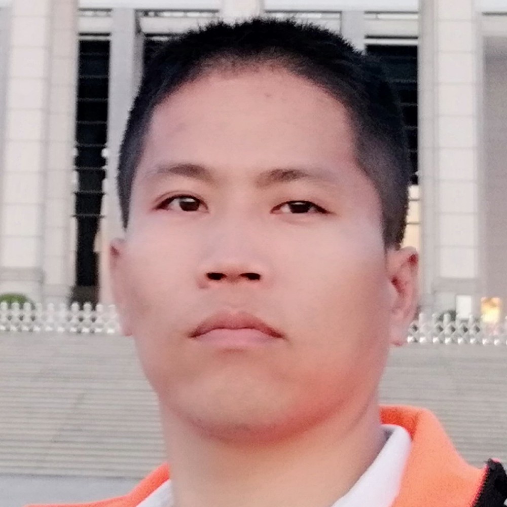 心灵美深拥鞋子的照片