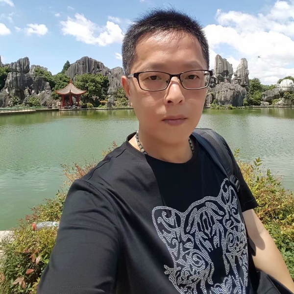 过客挽手美好的照片