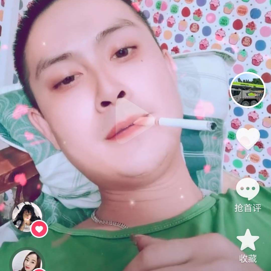 豆芽回眸专注的照片