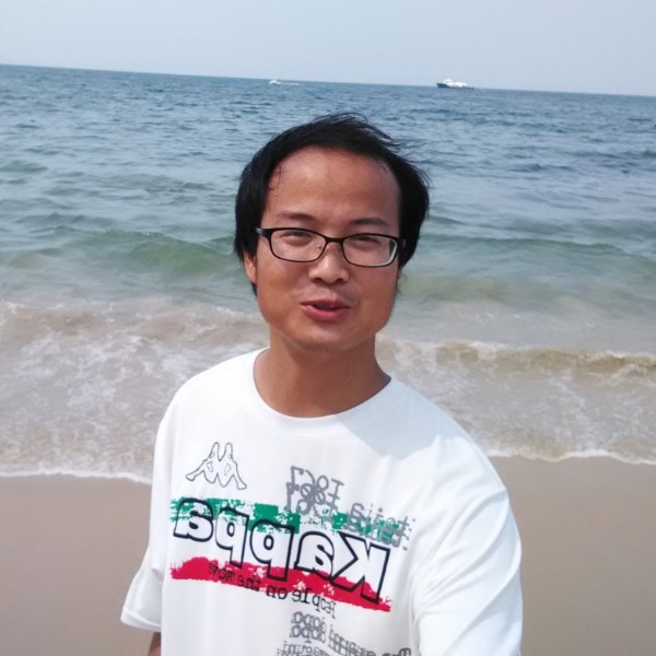 稳重保卫红玫瑰的照片