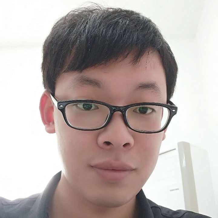 月色下的人影的照片