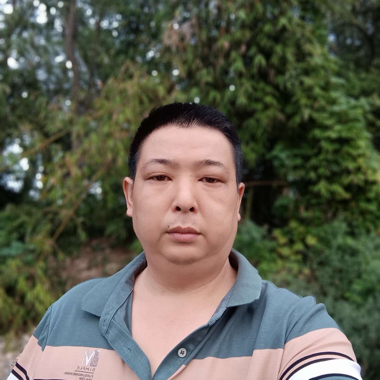 顶天立地的汉子的照片