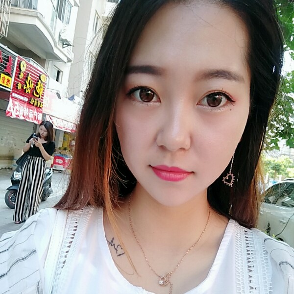 害羞少女的照片