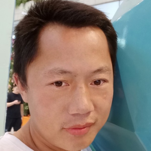 小伙請传统的照片