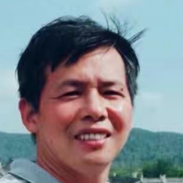 A男人是山的照片