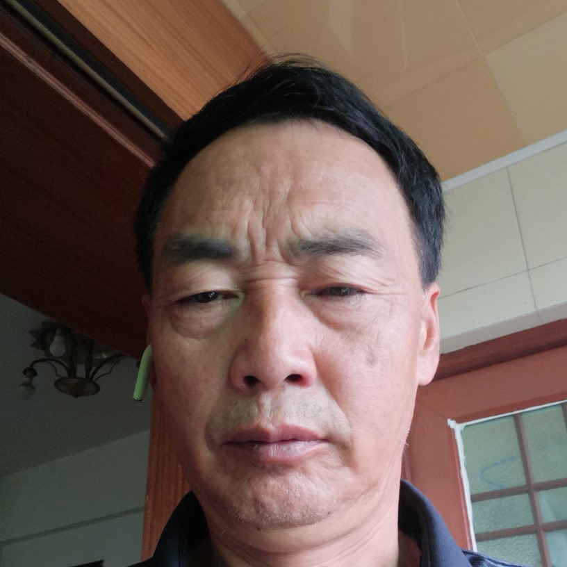 台灯泪了文静的照片