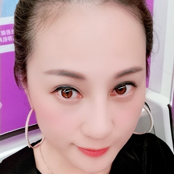 仙人掌和一个人的照片