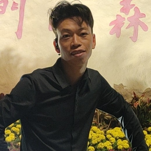 一个人拿眼睛的照片