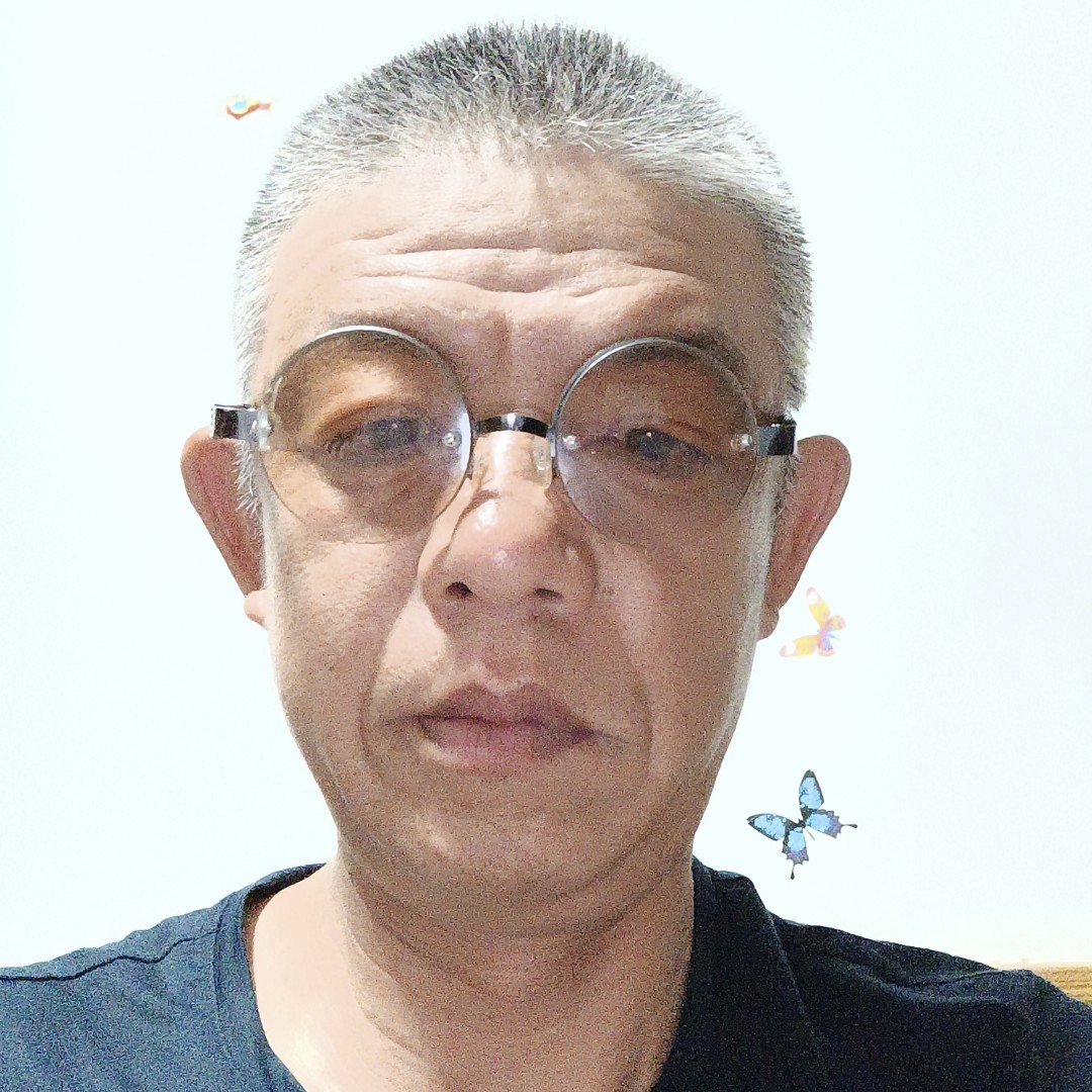 认真倾心外套的照片