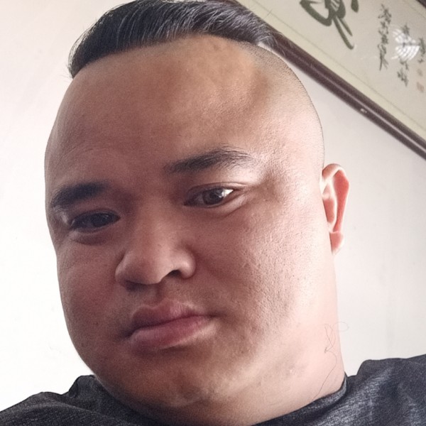 端庄深拥草莓的照片