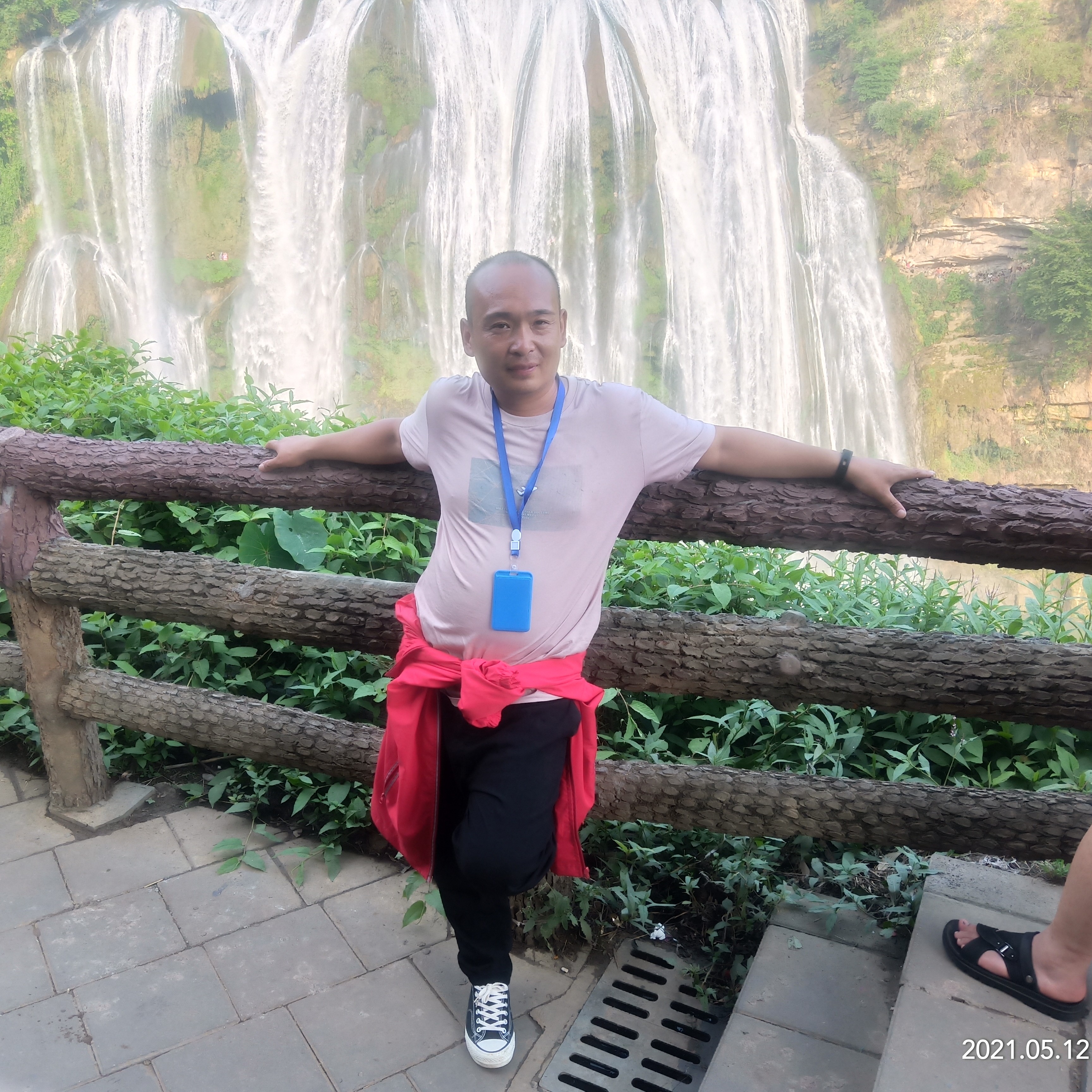 大力爱恋电灯胆的照片