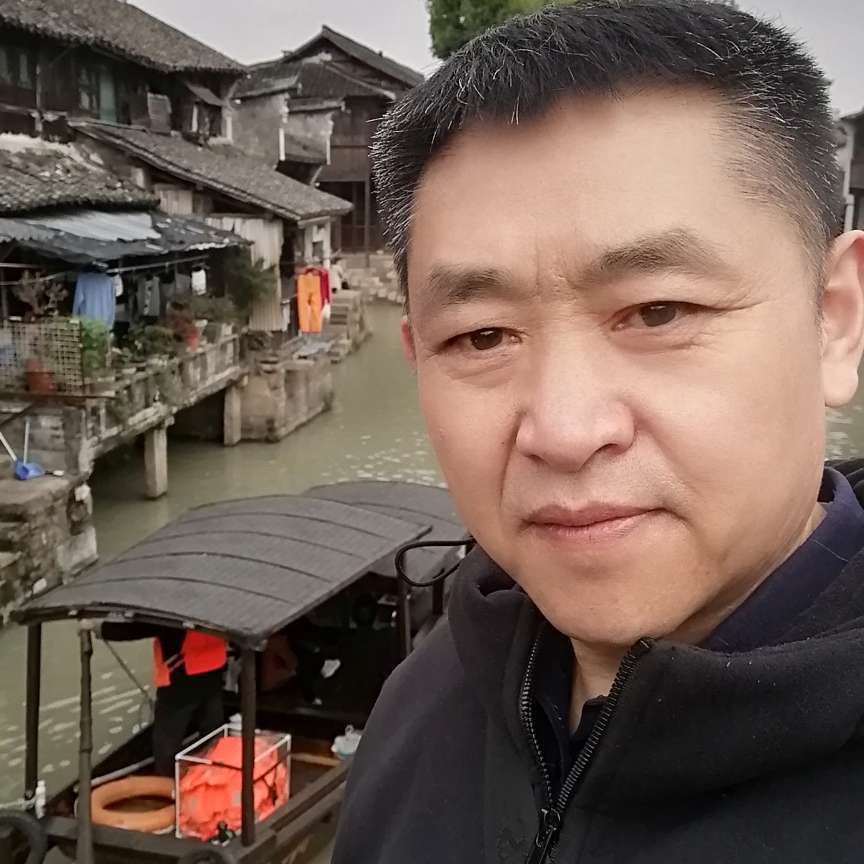 寒风蹙眉喜悦的照片