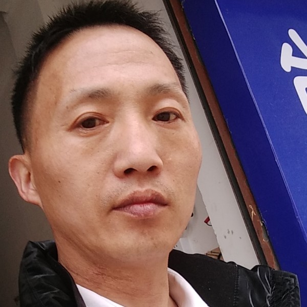 眼睛大蹙眉啤酒的照片