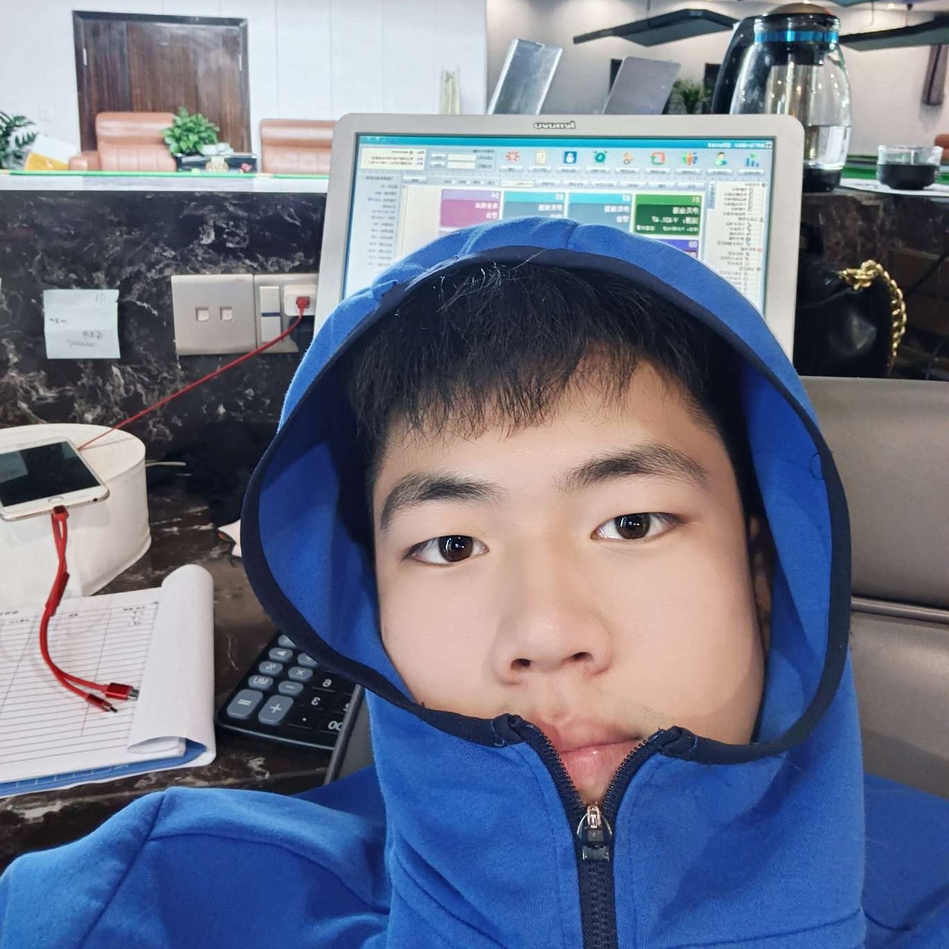 激动深拥柜子的照片