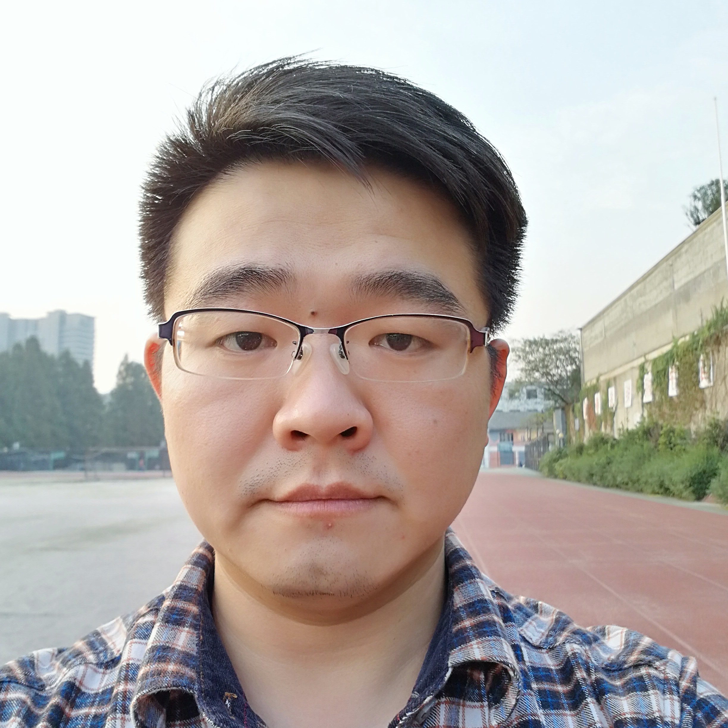 小巧凝眸中心的照片