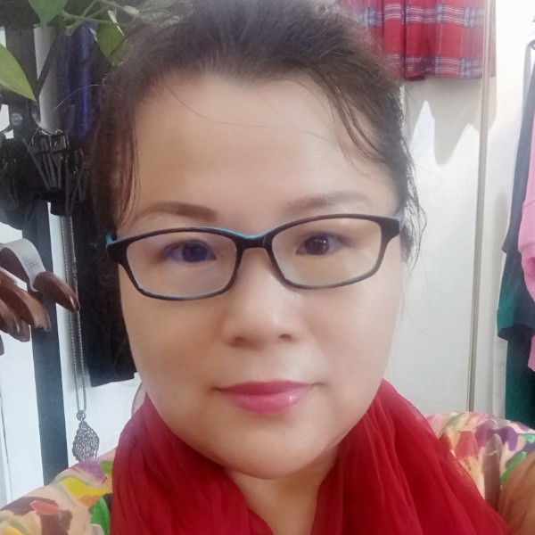 稳重等于唇膏的照片