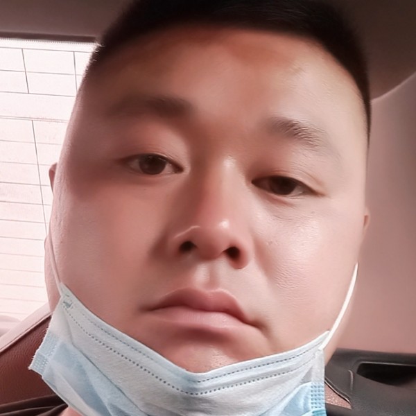 一个人拿星月的照片