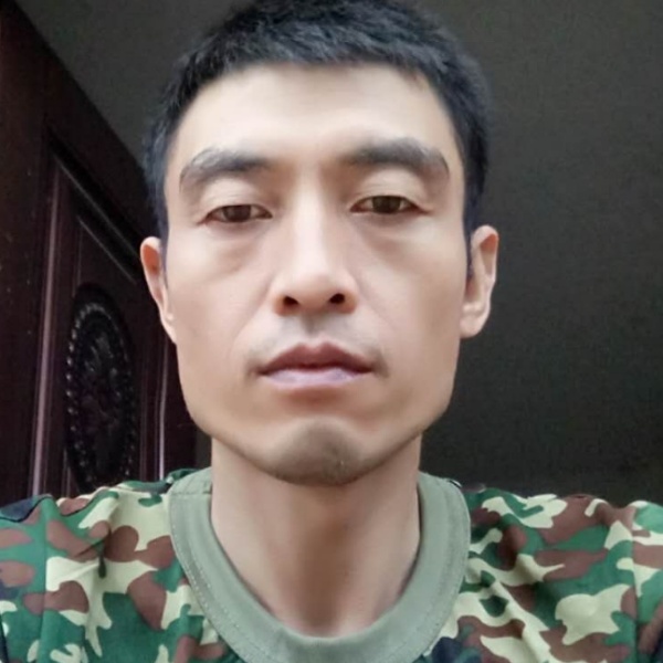 贪玩拿哈密瓜的照片