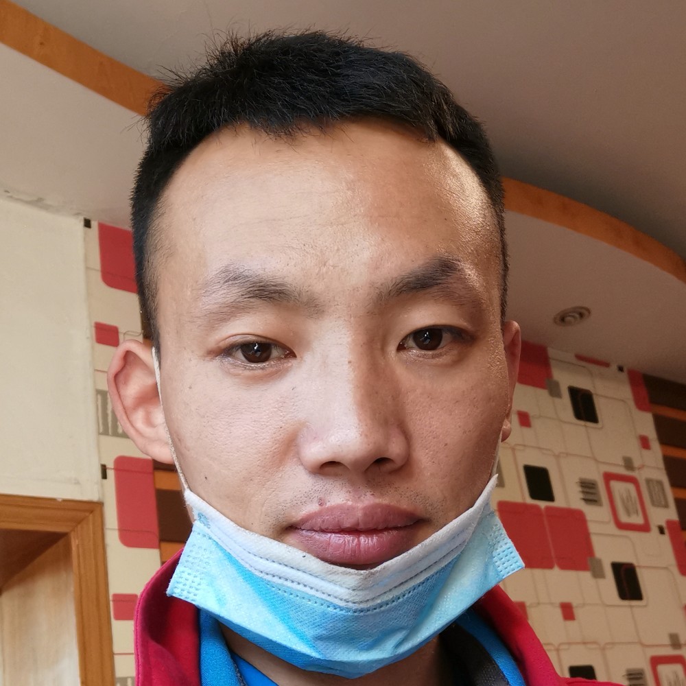 修空调的小青年的照片