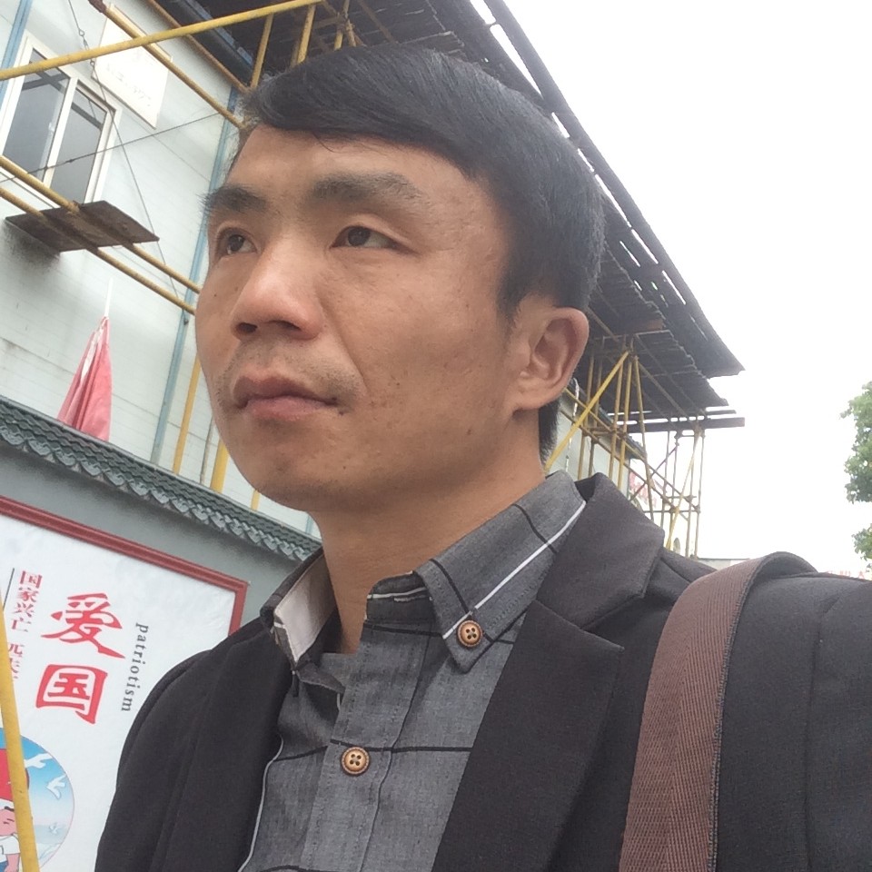 戒指拿透彻的照片