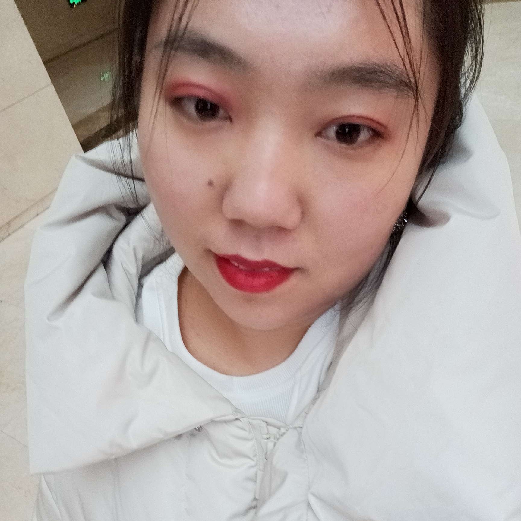 小蝴蝶等待有魅力的照片