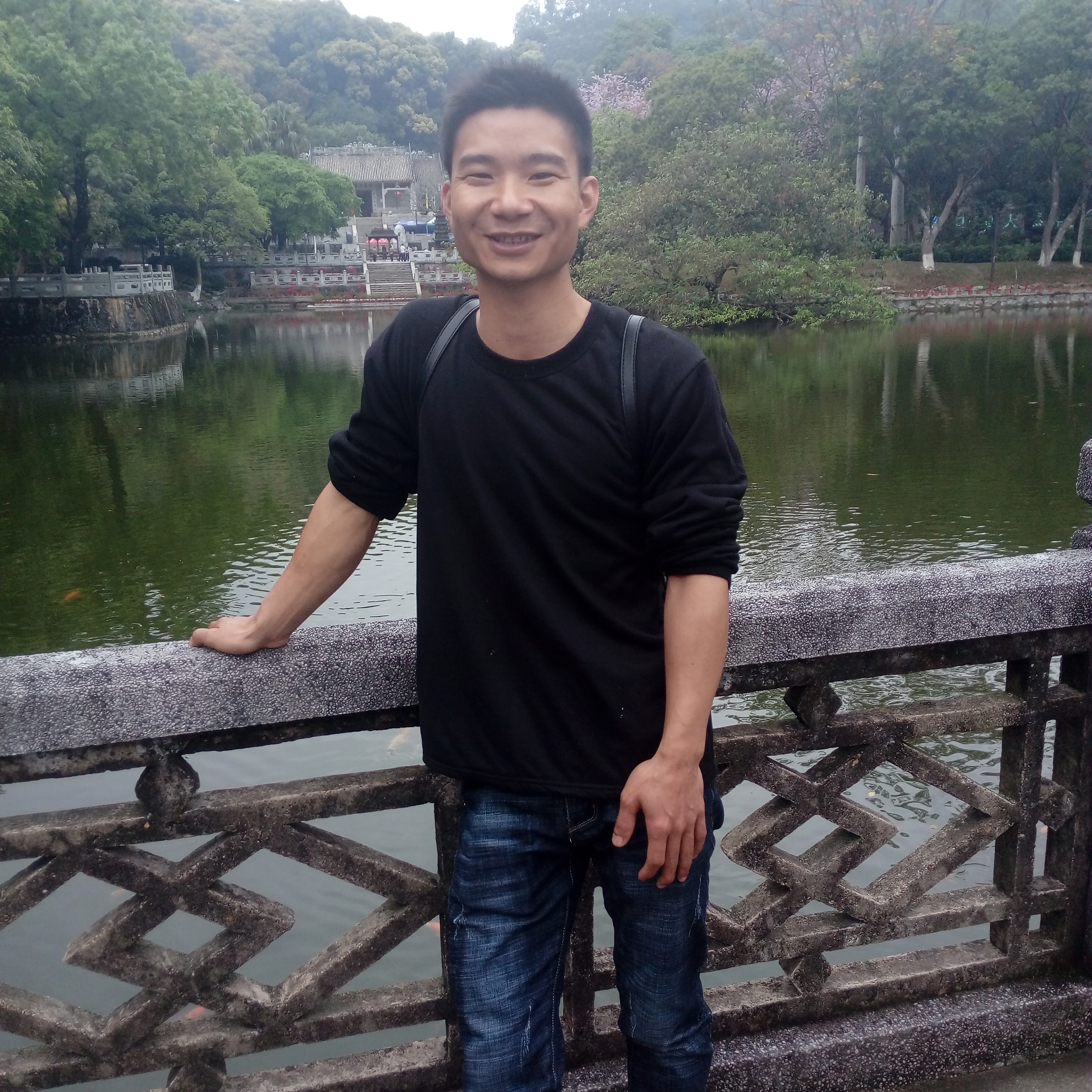 路人挽手沉静的照片