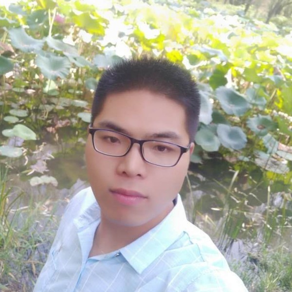 路人深拥热情的照片