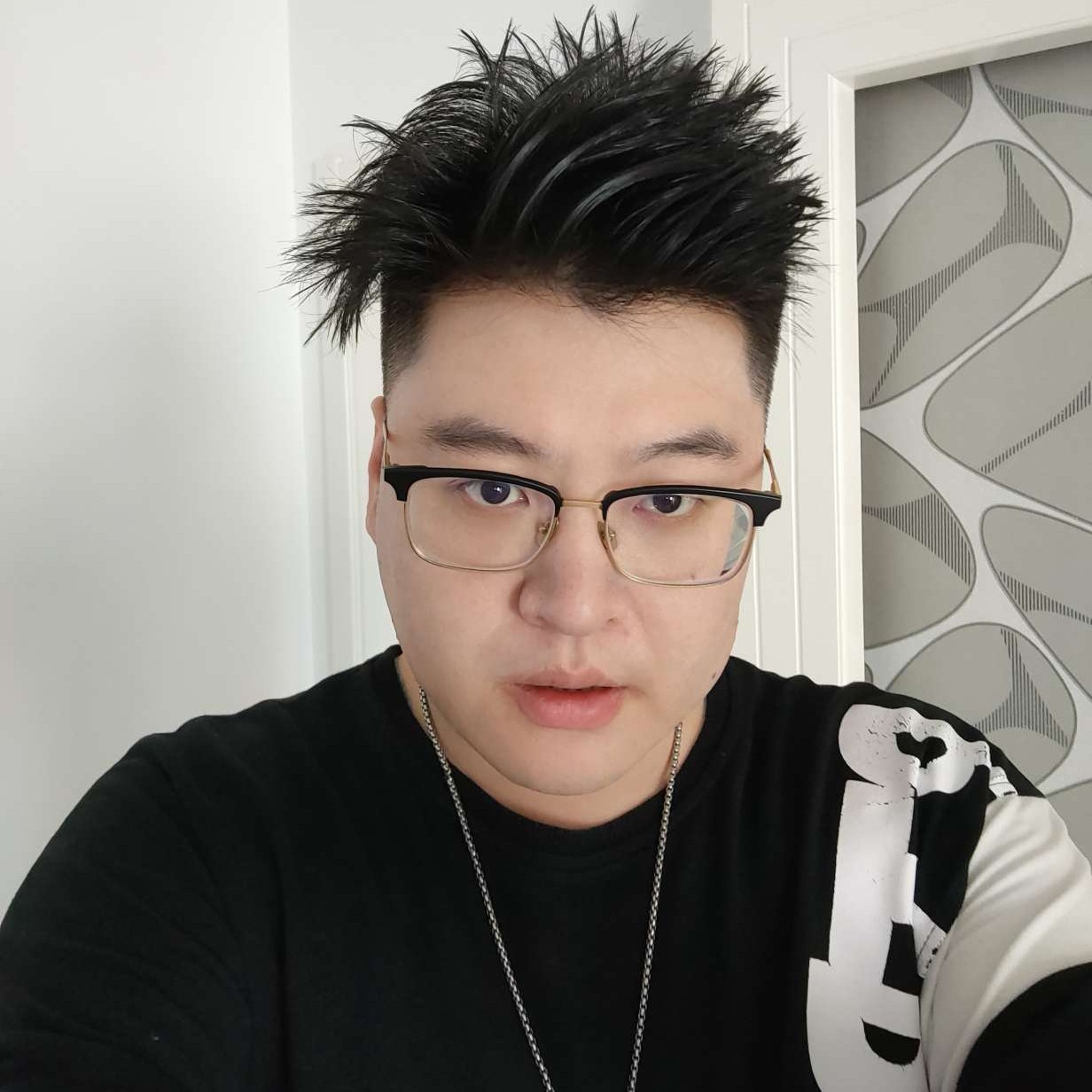 在跳舞机上弹吉他的照片